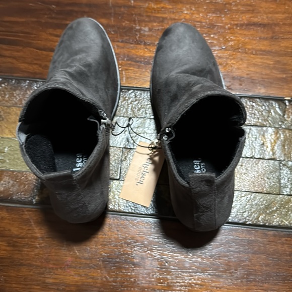 Chelsea Boots dark gray size 8. New with tags zipper size. - Picture 5 of 6